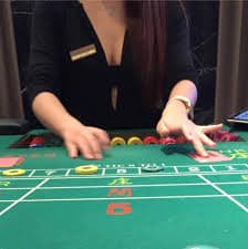 Aplikasi atta4d menampilkan dashboard utama dengan pilihan permainan dan pasar sepak bola